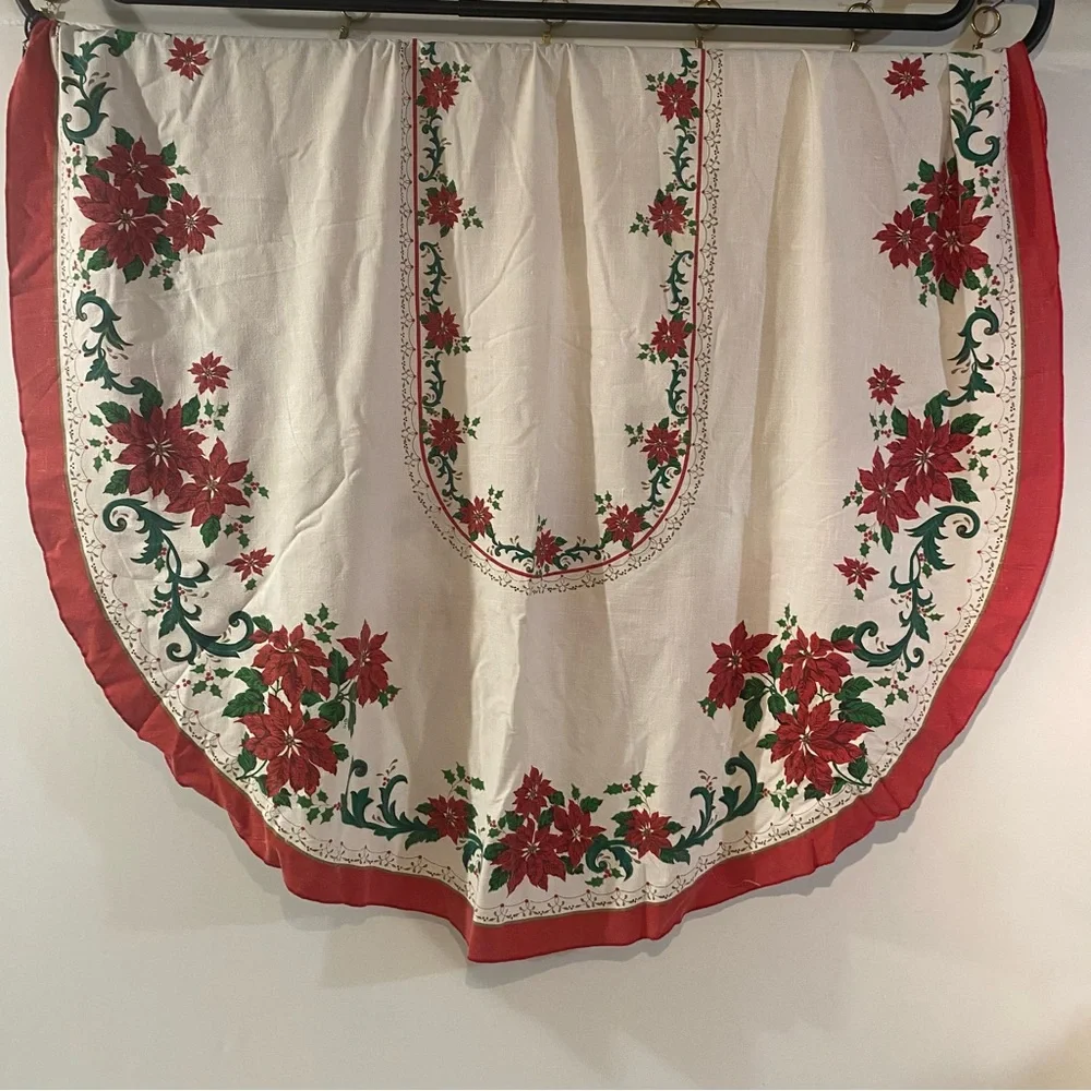 Vintage Holiday Festive Oval Red and Green Poinsettia Tablecloth